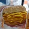 Lepinja i 20 kriški sira, a mesa nigde: Da li je nova ponuda Burger Kinga preterana?