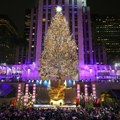 Više od 50.000 novogodišnjih lampica zasijalo u Rokfeler centru: Novogodišnja jelka kao iz bajke FOTO
