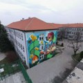 Simbolima bude ekološku svest: Mladi Borani muralom na zidu u dvorištu tri osnovne škole šalju poruku