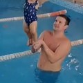 Ljudi u šoku nakon ovog snimka Pogledajte kako beba od godinu dana pliva i roni (video)
