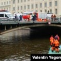 Седам људи погинуло пошто је аутобус пао у реку у Санкт Петербургу