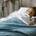 Horor u Rumuniji: Devojčica umrla (3) nakon što ju je majka kupala rastvorom protiv parazita za ovce (video)