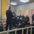 Privatno obezbeđenje i policija čuvaju odbornike vlasti u Topoli, opozicija donela smeće