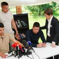 Brnabić u Pionirskom parku sa studentima koji žele da uče VIDEO