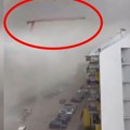 Zastrašujući snimak! Ovo je trenutak kada je vetar slomio kran na Novom Beogradu