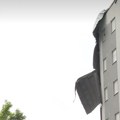 Deo krova i dalje visi sa 6. sprata u Borči, pričvršćen samo ekserima: Ako padne – ko će biti nadležan?