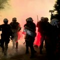 Policajcima pozlilo od suzavca koji su sami bacili na građane VIDEO