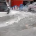 Ljudi se davili u bujici, obilne padavine potopile grad! Narod ginuo od struje, jezive scene iz Indije (video)