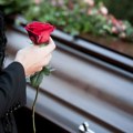 Ćerka saznala da je godinama živela u laži, kada su se na očevoj sahrani pojavile 3 nepoznate osobe