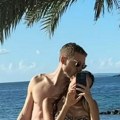 10 godina posle razvoda najpoželjniji Srbin ljubi ovu lepoticu: Skinuo se i mazi je, Radojičić poludeo za njom