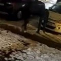 Grupa mladića skidala tablice sa automobila, kamera sve snimila: Bizaran slučaj u Smederevo (Video)