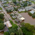 (Foto) Poplave na Havajima: Bujica nosila vozila, hiljade ljudi dobilo nalog za evakuaciju, traga se za zarobljenima