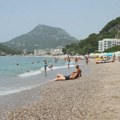 RTCG: Ležaljke i suncobrani prethodnih godina bili besplatni za sve posle 17 časova, a ove samo za građane Crne Gore