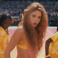 Kad Amerikanci prave spektakl: Šakira zapalila stadion u istorijskom „halftime show-u“, svetski džet-set na tribinama!