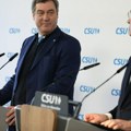 Premijer Bavarske gađan paradajzom na proslavi: Napadač iskočio iz žbunja