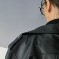 Čemu služi dugme na naramenici jakne: Mnogi misle da je ukras, ali ima praktičnu svrhu