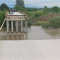 „Osećamo miris gasa!“ Strah u selima oko Čačka posle rušenja mosta: Iz vode vire cevi, meštani se plaše požara i…