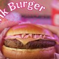 Burger sa ružičastim sosom, roze šejk i Kenov pomfrit: Barbi osvojila i svet brze hrane