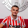 Ozvaničen spektakularan transfer Srbina: Fudbaler Mladosti iz Lučana promovisan u Stouku!