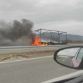 Prikolica kamiona u potpunosti izgorela na autoputu kod Doljevca