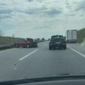 Jezivi snimci kolapsa na auto-putu Beograd - Novi Sad Dve teške saobraćajne nezgode na pet kilometara, delovi vozila svuda po…