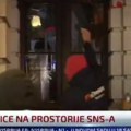 Pristalice opozicije napali Gradsku kuću u Novom Sadu: Lome, bacaju kamenice (video)