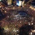 Protest na Slaviji počeo u tišini, završio se sa bukom