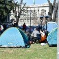 Veterani JSO postavili šatore u Pionirskom parku, jedan napao štapom građane koji su snimali