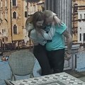 Prevario ženu, pa zaprosio duplo mlađu ljubavnicu koju svi znate! Pevač se nakon skandala vratio supruzi, a ona je ovo…