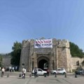 Na niškoj Tvrđavi postavljen, pa skinut trasparent „Bolje ćaci nego naci“ sa kukastim krstom