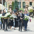 Sahranjen Dimitrije Bjelica na istom mestu gde i ćerka, supruga Nena slomljena od bola, Lav je pridržava da ne padne
