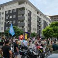 Protest u Novom Sadu: Demonstranti se okupili ispred zgrade gradonačelnika Mićina (FOTO)