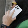 Da li je ovo novi iPhone 17 Pro: Telefon uslikan kod čoveka na ulici, izgleda potpuno drugačije od prethodnih modela (foto)