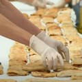 VIDEO: Hrvatsko selo oborilo Ginisov rekord za najdužu štrudlu - napravili poslasticu dugu tri kilometra