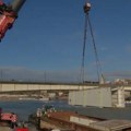 Radovi na novom mostu na Savi – istovaruje se sedam barži sa 3.500 tona čelika, izlivaju se betonski stubovi