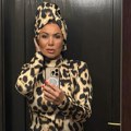 Leopard turban na glavi i minić: Pevačica (45) se povukla sa estrade i živi u vili van Beograda, sada šokirala izdanjem (foto)…