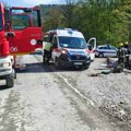 Teška saobraćajna nezoda na Iriškom vencu: Sudarili se kamion i kombi, jedna osoba zaglavljena u vozilu