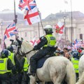 London: Desetina hiljada ljudi protestuju u dve povorke, a policija između