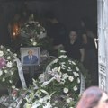 Sahrana Andrije Bajića: Kolege ispraćaju pevača, supruga u suzama FOTO