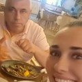 (Foto) Šabanova cuca na romantičnoj večeri sa starijim turčinom Muž je tretira kao princezu, ona blista, sa lica ne skida osmeh…