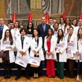 Uručeni ugovori o radu za 100 najboljih diplomaca medicine i 380 najboljih tehničara