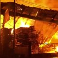 FOTO, VIDEO: Potpuno izgorela fabrika nameštaja i peleta kod Novog Pazara, vatrogasac teško povređen