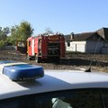 Požar u Zemunu: Gori porodična kuća, obrušio se deo krova, jedna osoba zbrinuta