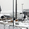 Evropa u kolapsu zbog snega: Haos u saobraćaju, otkazano stotine letova, putnici spavali u vozovima (video, foto)