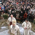 Počela liturgija U Hramu Svetog Save Veliki broj vernika dočekao Božić u srpskoj svetinji