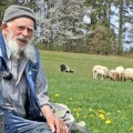 Nedo (91) je najstariji pastir u Bosni, kreće se uz pomoć štapa, ali ima psa: Bela zamenjuje moje noge i oči