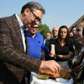 U celom ovom kraju putevi su glavno pitanje: Predsednik Vučić u Podrinju sa meštanima (foto)