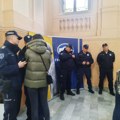 Vlast nije dozvolila kvorum za sednicu u Užicu: Građani se okupili ispred zgrade, policija ih sprečava da uđu FOTO