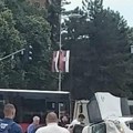 (Foto) taksi prevrnut nasred raskrsnice, ima povređenih: Teška nesreća kod Ušća, na terenu Hitna i policija