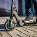 Mup objavio pravila vožnje električnog trotineta u Srbiji: Otac vozio sina, pa se zakucali u auto na Žarkovu